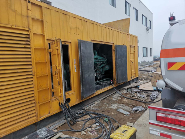 平和如何在发电机出租合同中约定设备的维修和保养责任？