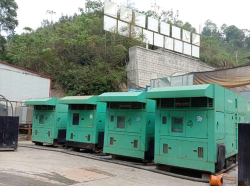 平和先进的应急发电机系统中智能监测和控制系统如何确保电压稳定？